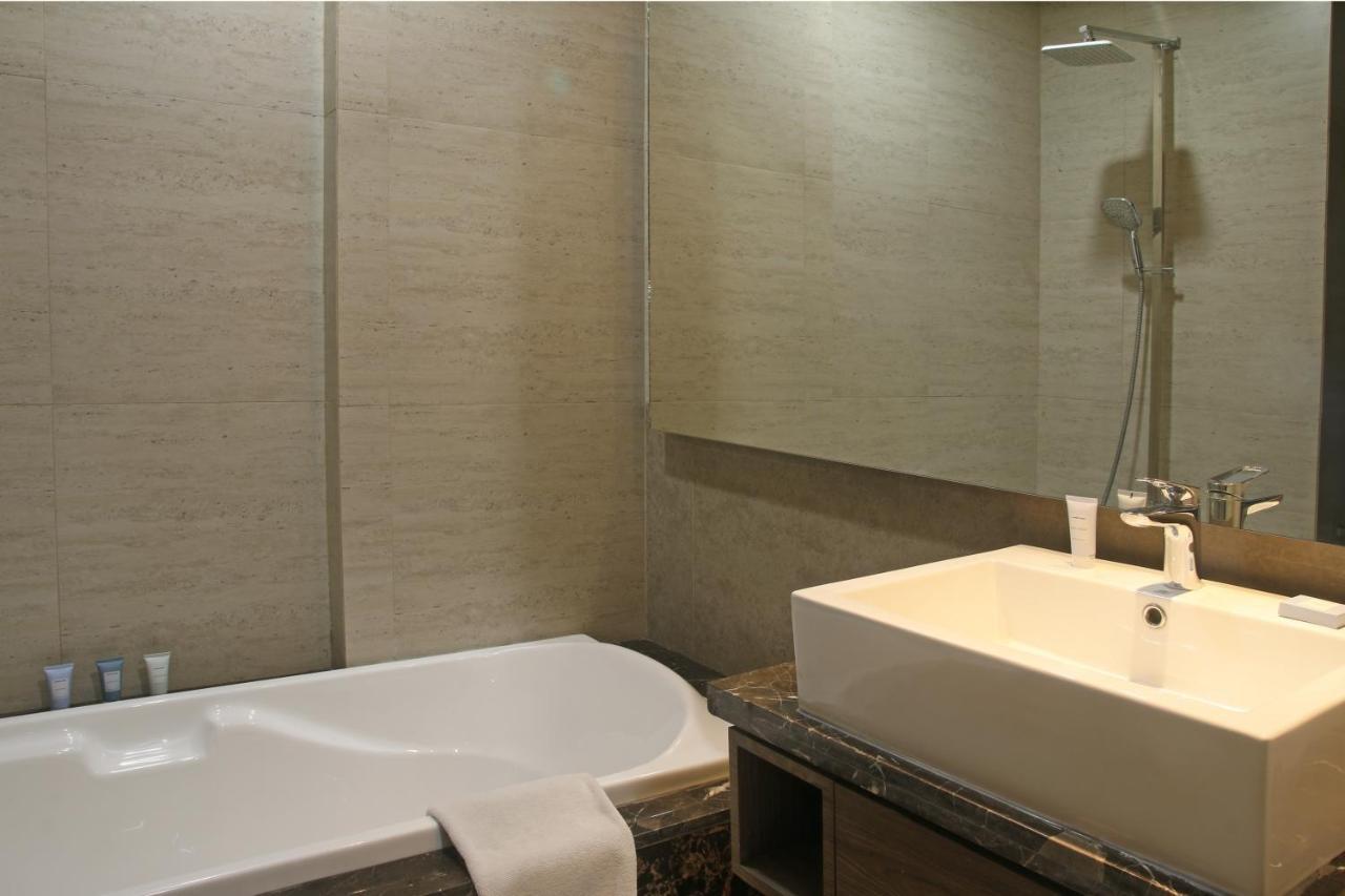 Graha Makara Suite Hotel & Residence Cikarang Buitenkant foto